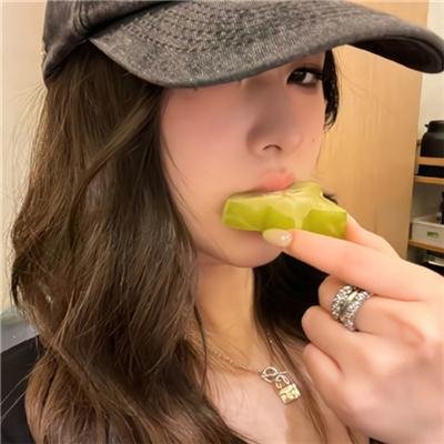 四个孩子走进银行